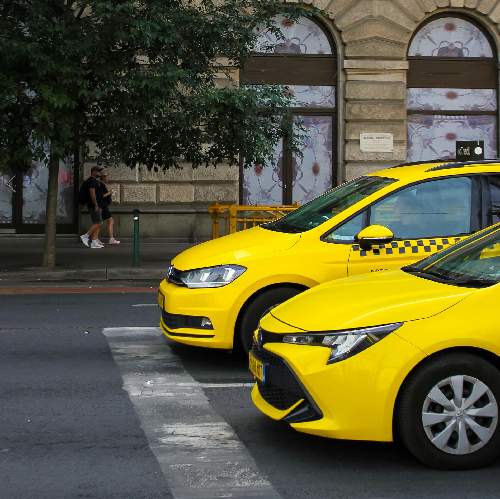 Két sárga taxi – céges autó induláskor